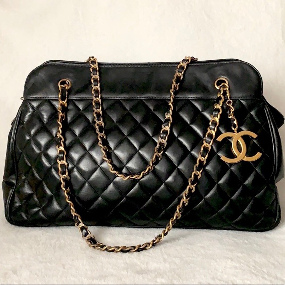 CHANEL Lambskin Quilted Diamond Stitch Jumbo Bag